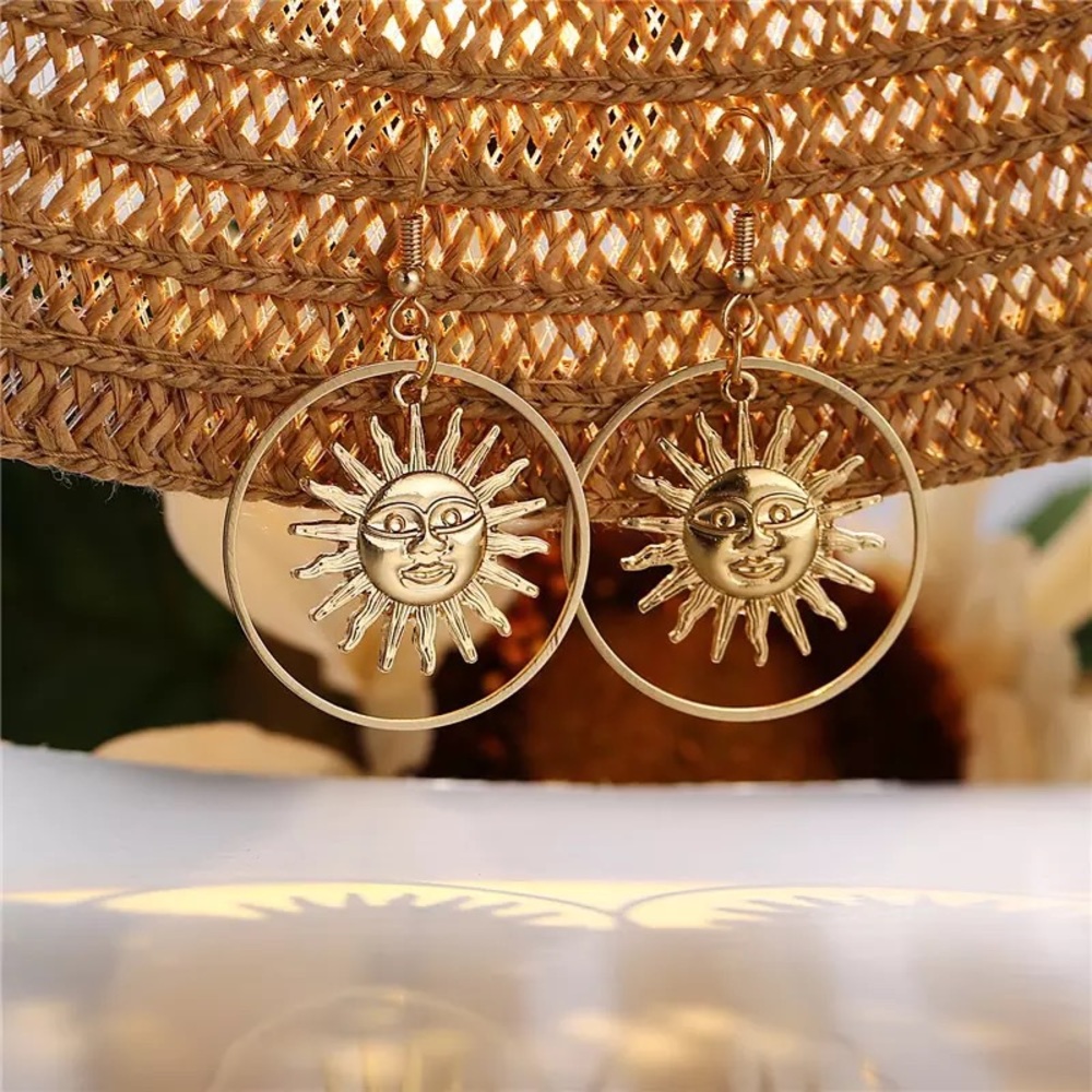3/$30 💛 Sun Pendant Earrings - Picture 2 of 5